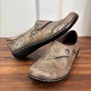 NWT Clarks Brown Leather Loafer Flats with Metallic Finish
